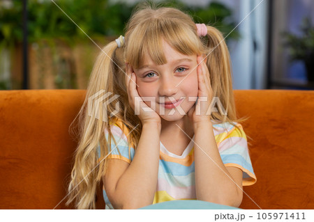 PRETEEN Portrait of happy smiling Caucasian preteen...の写真素材 [105971411] - PIXTA
